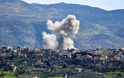 De la fumée s'échappe du site d'une frappe aérienne israélienne qui a visé le village de Khiyam, dans le sud du Liban, le 12 mars 2024. (Crédit : AFP)