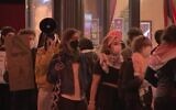 Des manifestants propalestiniens protestent à l'extérieur de la projection d'un documentaire sur le massacre du festival de musique Nova par le Hamas à Chicago, le 11 mars 2024. (Crédit : capture d'écran/ABC 7)