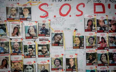 Des photos d'Israéliens toujours retenus en otage par les terroristes du Hamas à Gaza, sur la "Place des otages" à Tel Aviv, le 14 mars 2024. (Crédit : Miriam Alster/Flash 90)