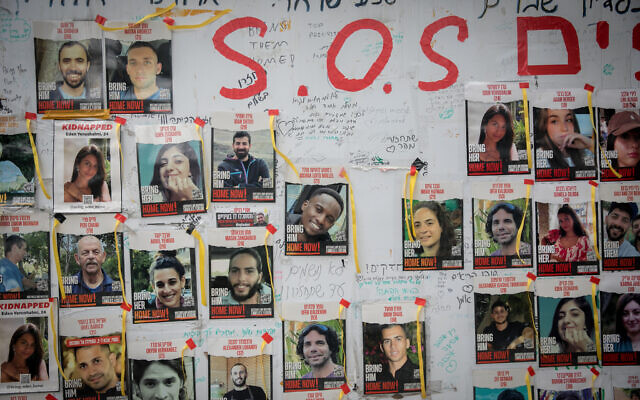 Des photos d'Israéliens toujours retenus en otage par les terroristes du Hamas à Gaza, sur la "Place des otages" à Tel Aviv, le 14 mars 2024. (Crédit : Miriam Alster/Flash 90) Des photos d'Israéliens toujours retenus en otage par les terroristes du Hamas à Gaza, sur la "Place des otages" à Tel Aviv, le 14 mars 2024. (Crédit : Miriam Alster/Flash 90)