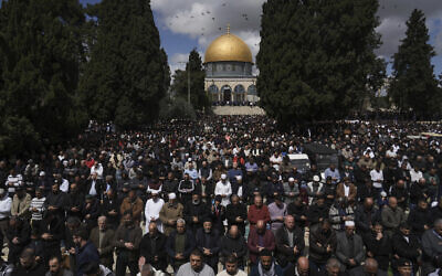 Des fidèles musulmans participent à la prière du mois sacré du Ramadan à la mosquée Al-Aqsa sur le mont du Temple dans la Vieille Ville de Jérusalem, le vendredi 15 mars 2024. (Crédit : Mahmoud Illean/AP)