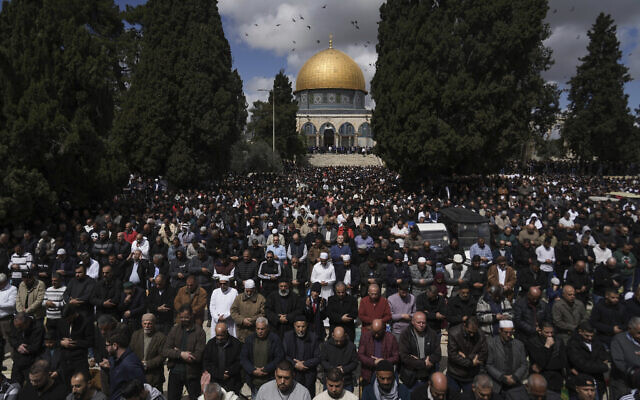 Des fidèles musulmans participent à la prière du mois sacré du Ramadan à la mosquée Al-Aqsa sur le mont du Temple dans la Vieille Ville de Jérusalem, le vendredi 15 mars 2024. (Crédit : Mahmoud Illean/AP) Des fidèles musulmans participent à la prière du mois sacré du Ramadan à la mosquée Al-Aqsa sur le mont du Temple dans la Vieille Ville de Jérusalem, le vendredi 15 mars 2024. (Crédit : Mahmoud Illean/AP)