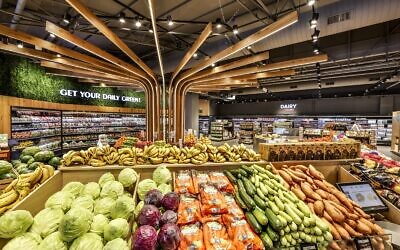 Le rayon fruits et légumes frais dans le premier magasin israélien de la chaîne de supermarchés néerlandaise SPAR. (Crédit : Autorisation)