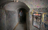 Des personnes visitent une installation de tunnel sur la place des Otages à Tel Aviv, le 14 mars 2024. (Crédit : Miriam Alster/Flash90)