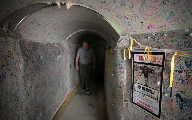 Des personnes visitent une installation de tunnel sur la place des Otages à Tel Aviv, le 14 mars 2024. (Crédit : Miriam Alster/Flash90) Des personnes visitent une installation de tunnel sur la place des Otages à Tel Aviv, le 14 mars 2024. (Crédit : Miriam Alster/Flash90)