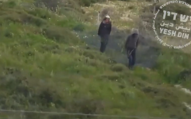 Des Israéliens, provenant probablement d'implantations démantèlent et emportent une clôture érigée par des agriculteurs palestiniens autour des terres de ces derniers, à la périphérie du village de Burin, dans la zone B de la Cisjordanie, le 18 mars, 2024 (Crédit : Capture d’écran/Times of Israel) Des Israéliens, provenant probablement d'implantations démantèlent et emportent une clôture érigée par des agriculteurs palestiniens autour des terres de ces derniers, à la périphérie du village de Burin, dans la zone B de la Cisjordanie, le 18 mars, 2024 (Crédit : Capture d’écran/Times of Israel)
