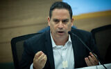 Amit Becher, chef de l'Association israélienne du barreau, à une réunion de la commission du Droit et de la Justice de la Constitution à la Knesset, le 18 mars 2024. (Crédit : Yonatan Sindel/Flash90)