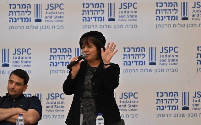 La maire de Beit Shemesh, Aliza Bloch, lors d'une conférence à Jérusalem, le 20 mars 2024. (Crédit : Canaan Lidor/Times of Israel) La maire de Beit Shemesh, Aliza Bloch, lors d'une conférence à Jérusalem, le 20 mars 2024. (Crédit : Canaan Lidor/Times of Israel)