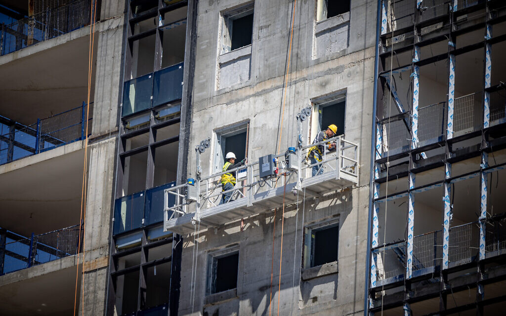 Des ouvriers du bâtiment sur un chantier à Jérusalem, le 5 mars 2024. (Crédit : Yonatan Sindel/Flash90) Des ouvriers du bâtiment sur un chantier à Jérusalem, le 5 mars 2024. (Crédit : Yonatan Sindel/Flash90)