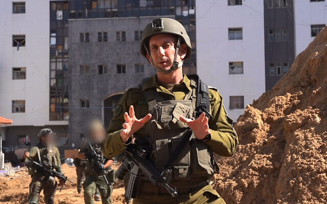 Le porte-parole de l'armée israélienne, le contre-amiral Daniel Hagari, s'exprimant devant l'hôpital Shifa, à Gaza City, le 20 mars 2024. (Crédit : Armée israélienne)