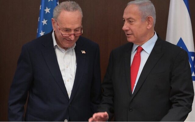 Le chef Démocrate du Sénat Chuck Schumer (à gauche) de New York, rencontre le Premier ministre Benjamin Netanyahu à Jérusalem, le 23 février 2021. (Crédit : Amos Ben-Gershom/Bureau de presse du gouvernement israélien)