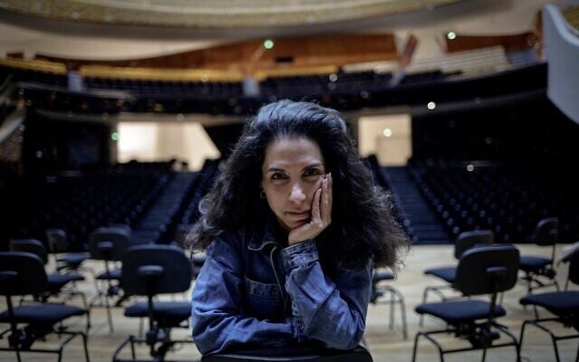Le chef d'orchestre israélienne Bar Avni pose lors d'une séance photo à la Philharmonie de Paris, le 18 mars 2024. (Crédit : Stephane De Sakutin/AFP) Le chef d'orchestre israélienne Bar Avni pose lors d'une séance photo à la Philharmonie de Paris, le 18 mars 2024. (Crédit : Stephane De Sakutin/AFP)