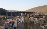 Neriya Ben Pazi, militant radical pro-implantations, avec sa famille dans son avant-poste agricole illégal de HaMahoch, en Cisjordanie. Une autre ferme de Ben Pazi, Havat Rimonim, a reçu des fonds publics par l'intermédiaire du ministère de l'Agriculture. (Crédit : Organisation d'aide juridique Honenu)