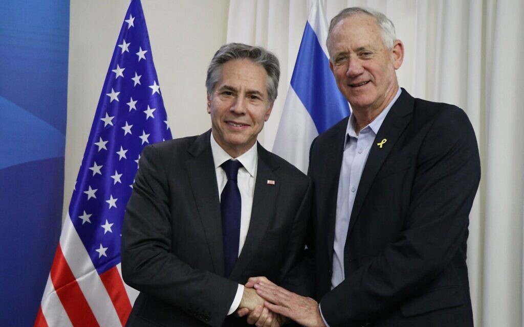 Le ministre du cabinet de guerre Benny Gantz rencontre le secrétaire d'État américain Antony Blinken à Tel Aviv, le 22 mars 2024. (Crédit : Autorisation)
