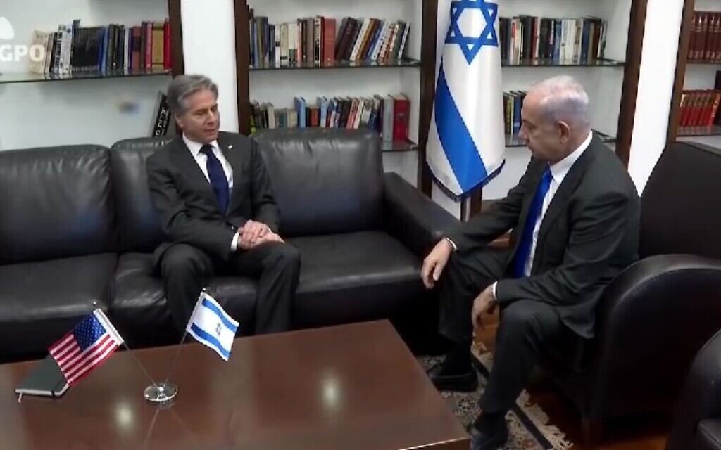 Le Premier ministre Benjamin Netanyahu rencontre le secrétaire d'État américain Antony Blinken au quartier général militaire de Kirya, à Tel Aviv, le 22 mars 2024. (Crédit : Capture d'écran/GPO)