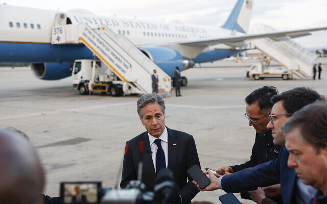 Le secrétaire d'État américain Antony Blinken s'adressant aux médias, avant son départ, à l'aéroport international Ben Gurion de Tel Aviv, le 22 mars 2024. (Crédit : Evelyn Hockstein/AP) Le secrétaire d'État américain Antony Blinken s'adressant aux médias, avant son départ, à l'aéroport international Ben Gurion de Tel Aviv, le 22 mars 2024. (Crédit : Evelyn Hockstein/AP)