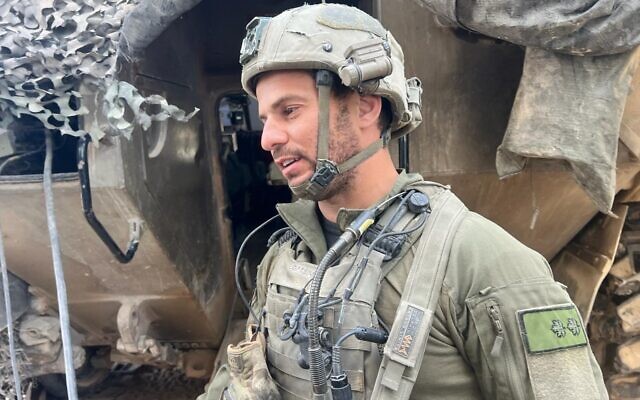 Le commandant du 82e bataillon de la 7e brigade blindée, le lieutenant-colonel Ofir Caspi, s'adresse aux journalistes à Khan Younès, dans le sud de Gaza, le 21 mars 2024. (Crédit : Lazar Berman/Times of Israel)