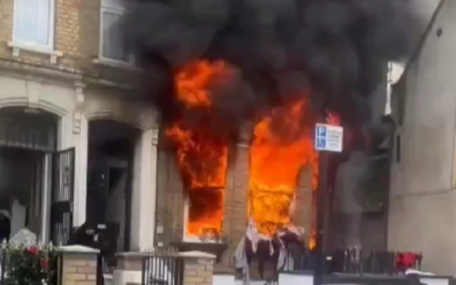 Une maison incendiée à Hackney, dans l’est de Londres, le 22 mars 2024. (Crédit : Capture d’écran/X) Une maison incendiée à Hackney, dans l’est de Londres, le 22 mars 2024. (Crédit : Capture d’écran/X)
