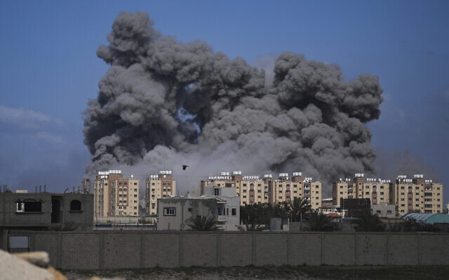 De la fumée s'élève après une frappe aérienne israélienne dans le centre de la bande de Gaza, le 22 mars 2024. (Crédit : Abdel Kareem Hana/AP) De la fumée s'élève après une frappe aérienne israélienne dans le centre de la bande de Gaza, le 22 mars 2024. (Crédit : Abdel Kareem Hana/AP)
