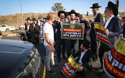 Des juifs ultra-orthodoxes lors d'une manifestation à Rosh Pina, suite à l'arrestation d'un homme haredi qui n'a pas respecté l'appel à l'armée, le 13 septembre 2023. (Crédit : David Cohen/Flash90)