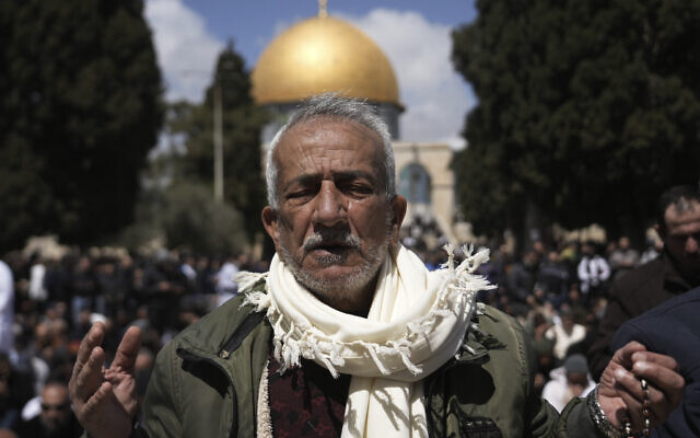 Un fidèle musulman prie sous la mosquée du Dôme du Rocher dans l'enceinte de la mosquée Al-Aqsa pour la deuxième prière du vendredi du mois sacré musulman du Ramadan dans la Vieille Ville de Jérusalem, le vendredi 22 mars 2024. (Crédit : AP Photo/Mahmoud Illean)