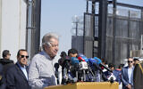 Le secrétaire général des Nations unies, Antonio Guterres, s'exprimant au poste-frontière de Rafah entre l'Égypte et la bande de Gaza, le 23 mars 2024. (Crédit : Amr Nabil/AP)