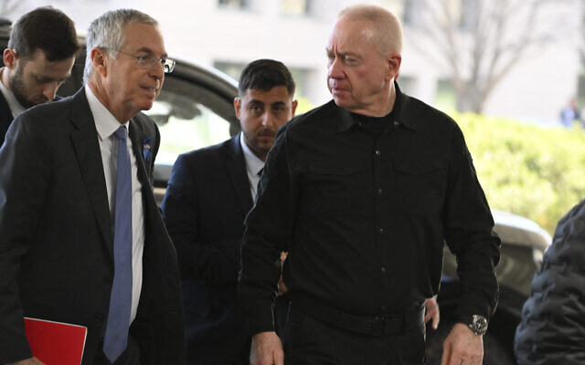 Le ministre de la Défense Yoav Gallant arrivant pour une réunion avec le secrétaire d'État américain Antony Blinken, au Département d'État américain, à Washington, le 25 mars 2024. (Crédit : Roberto Schmidt/AFP) Le ministre de la Défense Yoav Gallant arrivant pour une réunion avec le secrétaire d'État américain Antony Blinken, au Département d'État américain, à Washington, le 25 mars 2024. (Crédit : Roberto Schmidt/AFP)