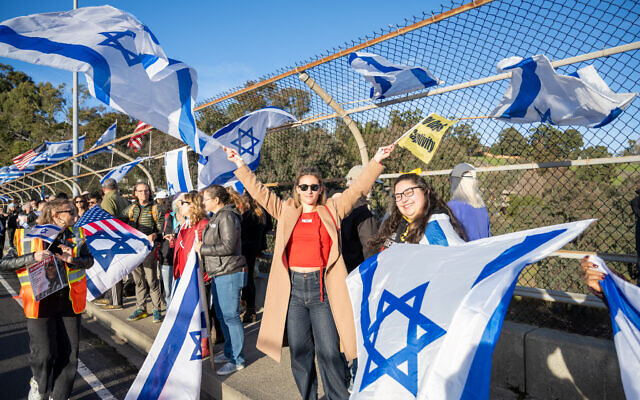 Yoav Harlev et des centaines d'autres manifestent au nom des otages détenus par le Hamas sur le viaduc de l'autoroute El Curtola, au 100e jour de la guerre entre Israël et le Hamas, le 14 janvier 2024. (Crédit : Thomas Smith/Bay Area Telegraph)