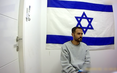 Nabeel Rajab Abed Shteiwi, terroriste du Jihad islamique, interrogé après son arrestation par Tsahal près de l'hôpital Al-Shifa à Gaza City, dans une vidéo publiée par Tsahal le 26 mars 2024. (Crédit : Capture d'écran/Armée israélienne)