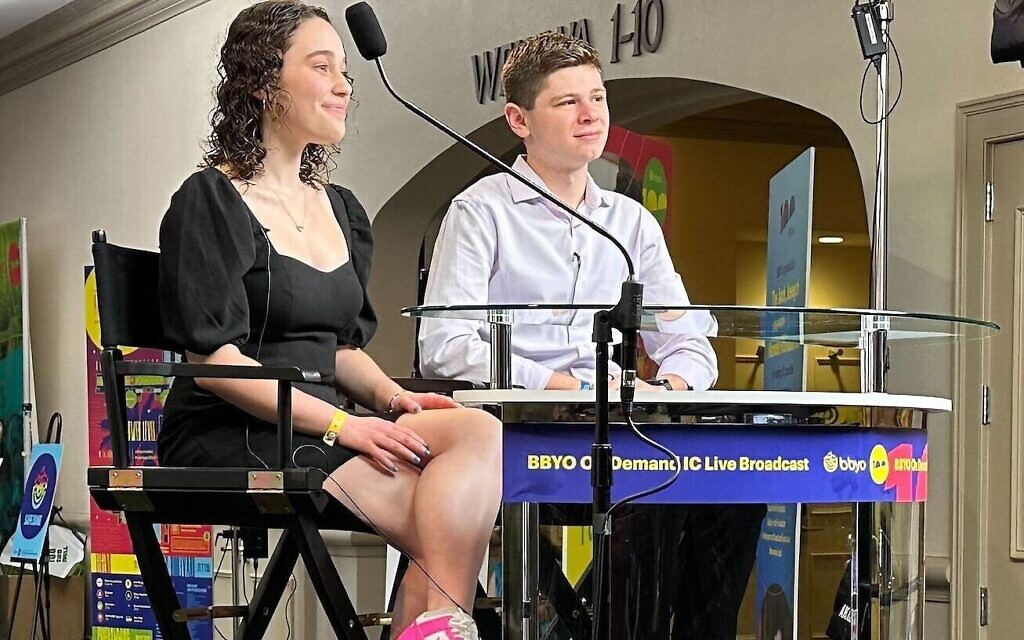 Ethan Smith participe à une émission en direct avec d'autres adolescents lors de la convention BBYO à Orlando, en Floride, le 16 février 2024. (Crédit : Jacob Gurvis/JTA) Ethan Smith participe à une émission en direct avec d'autres adolescents lors de la convention BBYO à Orlando, en Floride, le 16 février 2024. (Crédit : Jacob Gurvis/JTA)