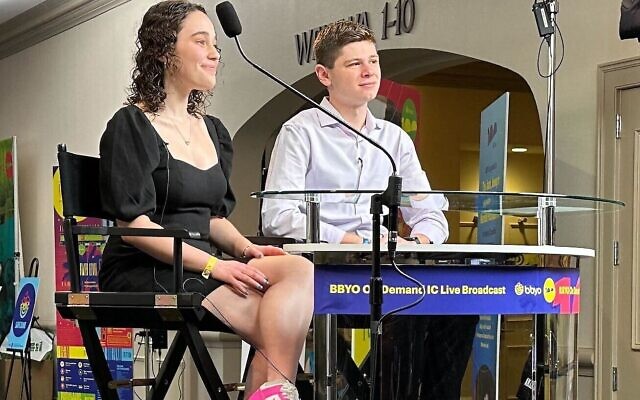 Ethan Smith participe à une émission en direct avec d'autres adolescents lors de la convention BBYO à Orlando, en Floride, le 16 février 2024. (Crédit : Jacob Gurvis/JTA)