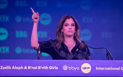 Noa Tishby prend la parole lors de la convention du BBYO à Orlando, en Floride, le 15 février 2024. (Crédit : BBYO/JTA)