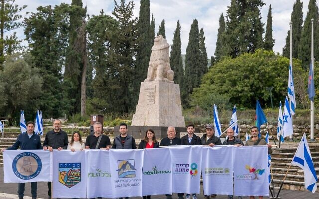 Nisan Zeevi, à l'extrême droite, avec d'autres membres du Lobby 1701 lors d'une cérémonie de commémoration de la bataille de Tel Hai en 1920, le 21 mars 2024. (Crédit : Autorisation)