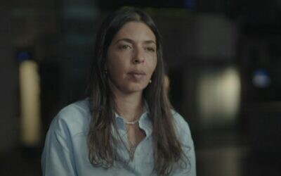 L'ex-otage Moran Stela Yanai, 40 ans, parle avec l'émission 'Uvda' de la Douzième chaîne, le 28 mars 2024. (Crédit : Capture d'écran ; utilisée conformément à l'article 27a de la loi sur les droits d'auteur)