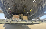 Un C-17 américain chargé de caisses de munitions américaines destinées à Israël, sur la base aérienne de Nevatim, dans le désert israélien, le 13 octobre 2023. (Crédit : Lolita Baldor/AP)