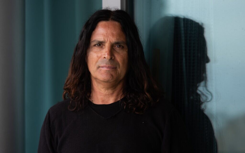Micha Biton à Tel Aviv, en février 2024. (Crédit : Dafna Talmon)