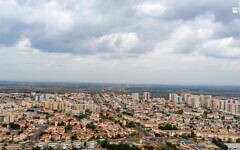 Vue aérienne de Sderot. (Crédit : Golan Sabag/Municipalité de Sderot)
