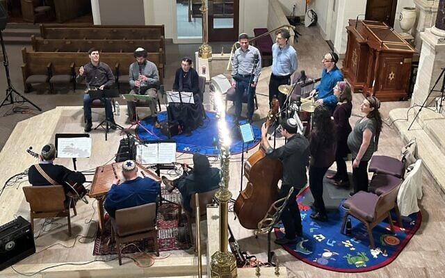 Le rabbin Ilan Glazer (à la batterie) et son groupe, avec son épouse Sherri au chant, se produisant lors de la sortie de l'album "Gam Ki Elech", le 14 janvier 2024. (Crédit : Maranda Kosten via Ilan Glazer/via JTA)