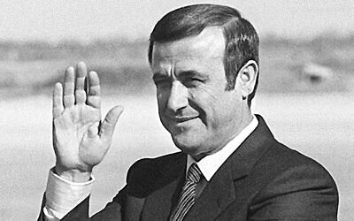 Rifaat al-Assad, le frère cadet banni de l'ancien président syrien Hafez al-Assad, en novembre 1984 à Damas. (Crédit : Philippe Bouchon/AFP)