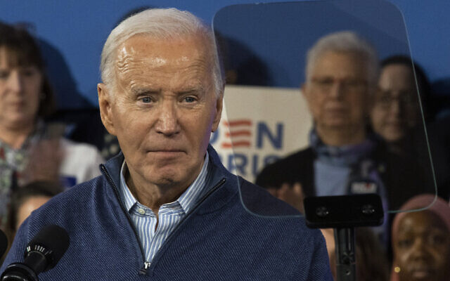 Le président américain Joe Biden lors d'un événement de campagne à la Strath Haven Middle School à Wallingford, en Pennsylvanie, le 8 mars 2024. (Crédit : AP/Joe Lamberti) Le président américain Joe Biden lors d'un événement de campagne à la Strath Haven Middle School à Wallingford, en Pennsylvanie, le 8 mars 2024. (Crédit : AP/Joe Lamberti)