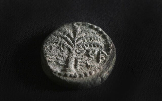 Une pièce rare "Eléazar le Prêtre" retrouvée dans le désert de Judée, sur une photo non-datée. (Crédit :Emil Aladjem/Israel Antiquities Authority)