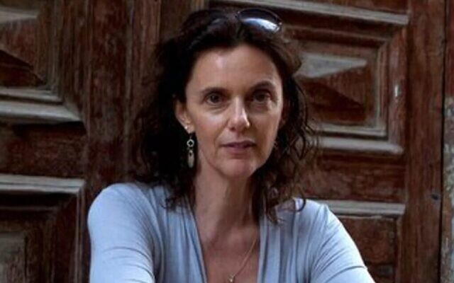 L'écrivaine israélo-britannique Joanna Chen, dont l'essai sur la guerre entre Israël et le Hamas a été retiré du magazine littéraire Guernica en mars. (Crédit : Heidi Levine)