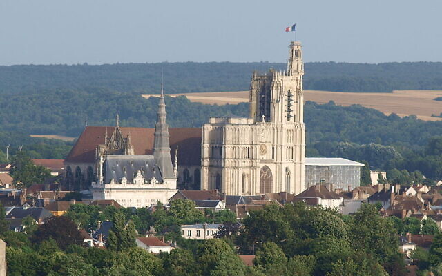 La mairie et la cathédrale de Sens (Yonne). (Crédit : François Goglins / CC BY-SA 3.0)
