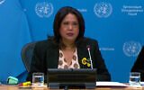 La représentante spéciale de l'ONU pour la violence sexuelle dans les conflits, Pramila Patten, présentant à la presse les conclusions d'un rapport de l'ONU sur les violences sexuelles commises par le Hamas le 7 octobre, au siège de l'ONU, à New York, le 4 mars 2024. (Crédit : Capture d'écran UNTV/AFP)