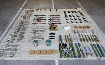 Des armes iraniennes introduites clandestinement en Cisjordanie saisies par les autorités israéliennes, sur une image publiée le 25 mars 2024. (Crédit : Shin Bet)