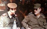 Le défunt président syrien Hafez al-Assad (à droite) avec son plus jeune frère Rifaat (à gauche) lors d'une cérémonie militaire à Damas, le 1er janvier 1984. (Crédit : AFP)