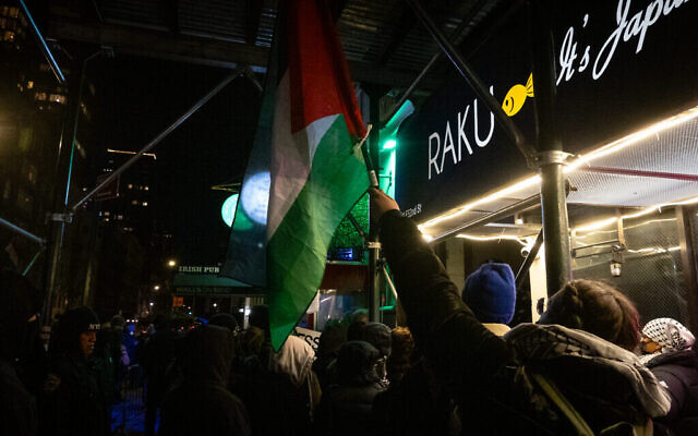 Des militants anti-Israël aux abords d'une salle de spectacle oú se donne un spectacle d'humour pour la Saint-Valentin dans le centre de Manhattan, le 14 février 2024. (Crédit : Luke Tress/JTA)