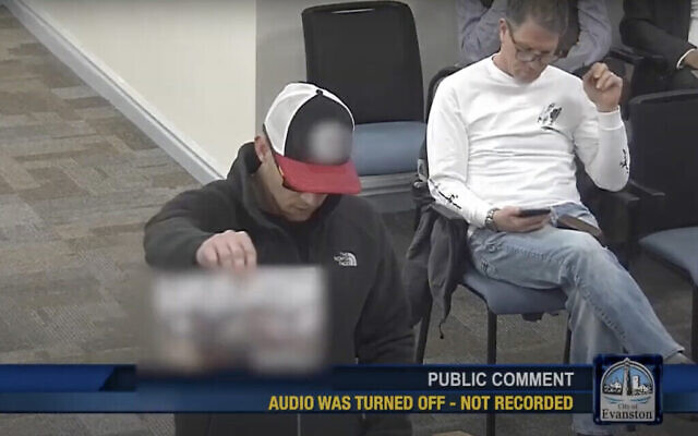 Un orateur néonazi flouté et son micro, coupé, lors d'une réunion du conseil municipal à Evanston, dans l'Illinois, le 22 février 2024. (Capture d'écran via YouTube / JTA / utilisée conformément à l'article 27a de la loi sur les droits d'auteur)
