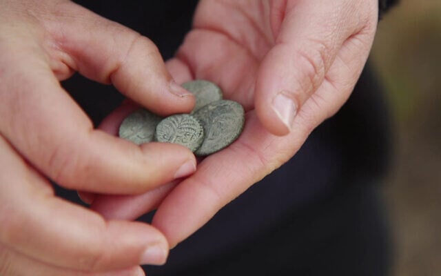 Quatre pièces rares de la période la révolte de Bar Kochba retrouvée dans le désert de Judée, sur une photo non-datée. (Crédit :Emil Aladjem/Israel Antiquities Authority)
