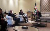 Le roi Abdallah II de Jordanie (à droite) s'entretenant avec le chef du parti Hadash-Taal, Ayman Odeh, et les députés Ahmad Tibi et Youssef Atauna, à Amman, le 4 mars 2024. (Crédit : Cour royale hachémite)